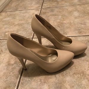 Ladies pumps, nude